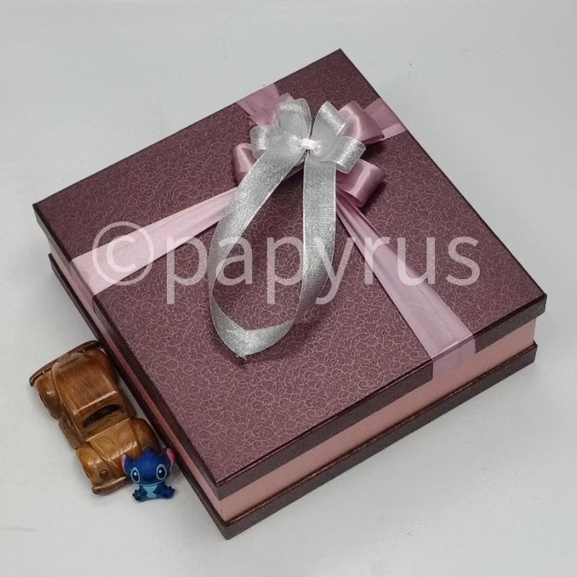 

PAPYRUS Sandwich 30x30 Tinggi 10cm Kotak Kado Gift Box Hardbox Hampers Hadiah V2