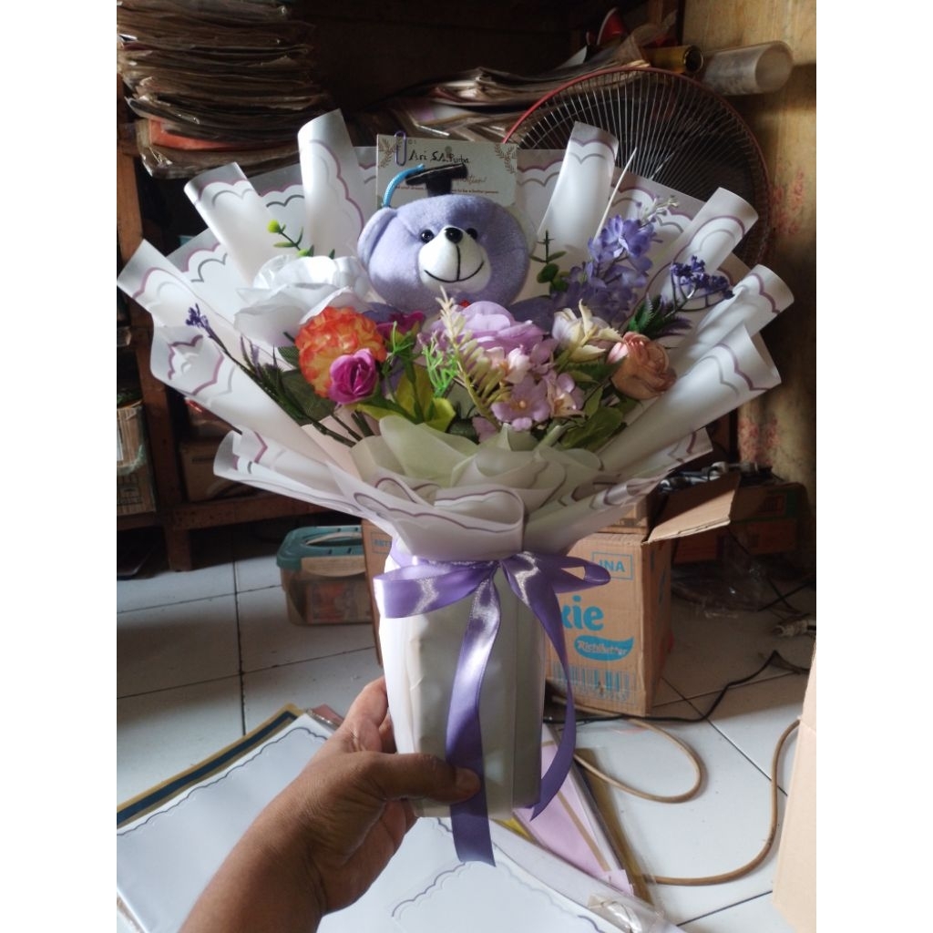 Buket boneka wisuda bunga artificial kelulusan cewek cowok hadiah kado graduation ulang tahun