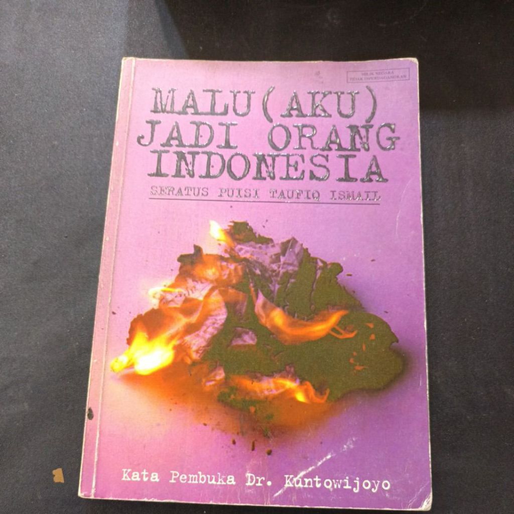 malu aku jadi orang indonesia seratus puisi taufiq ismaill by Dr kuntowijoyo