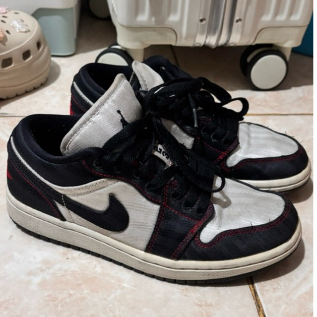 NIKE WMNS AIR JORDAN 1 LOW SE UTL BLACK PRELOVED