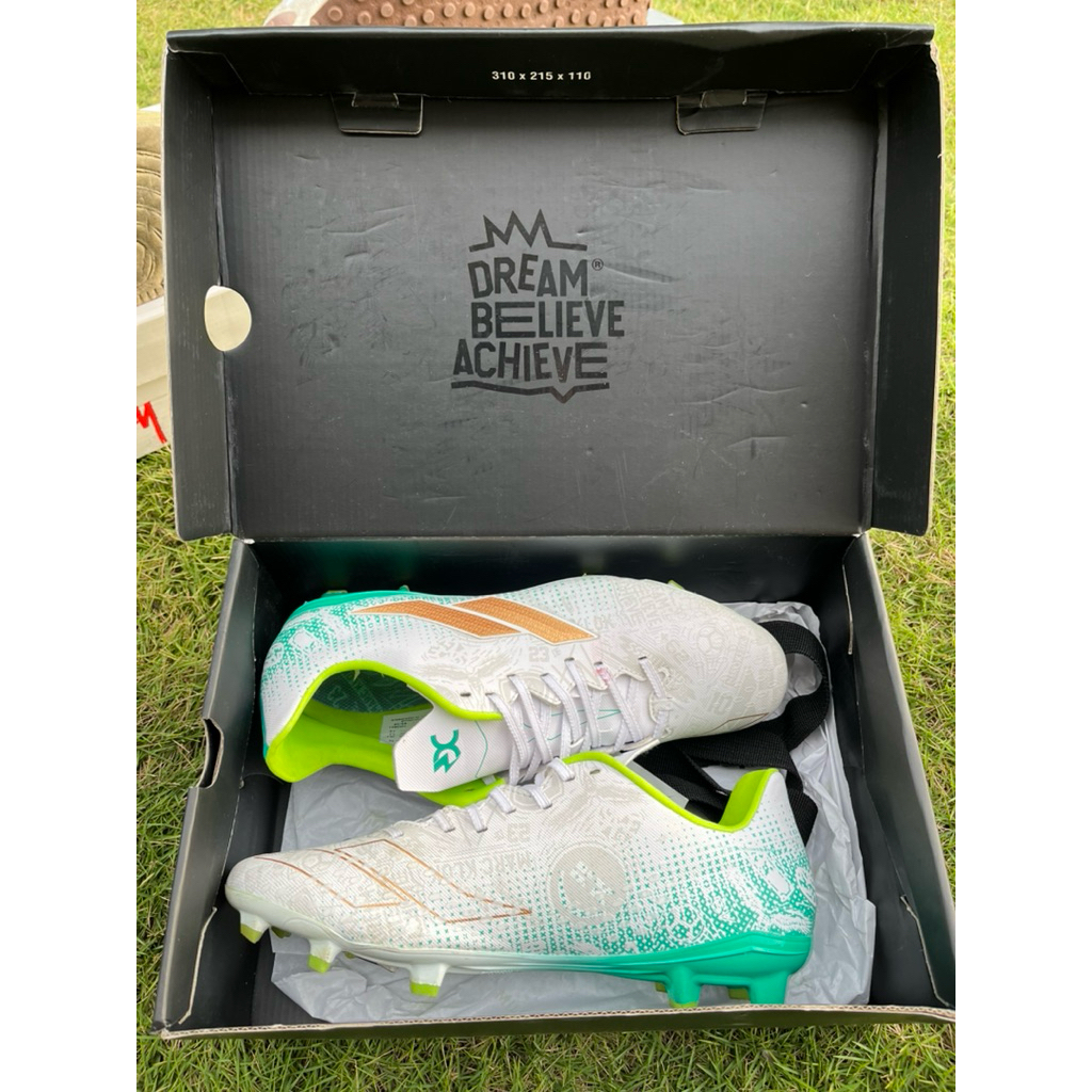 sepatu bola mills xyclops marc klok