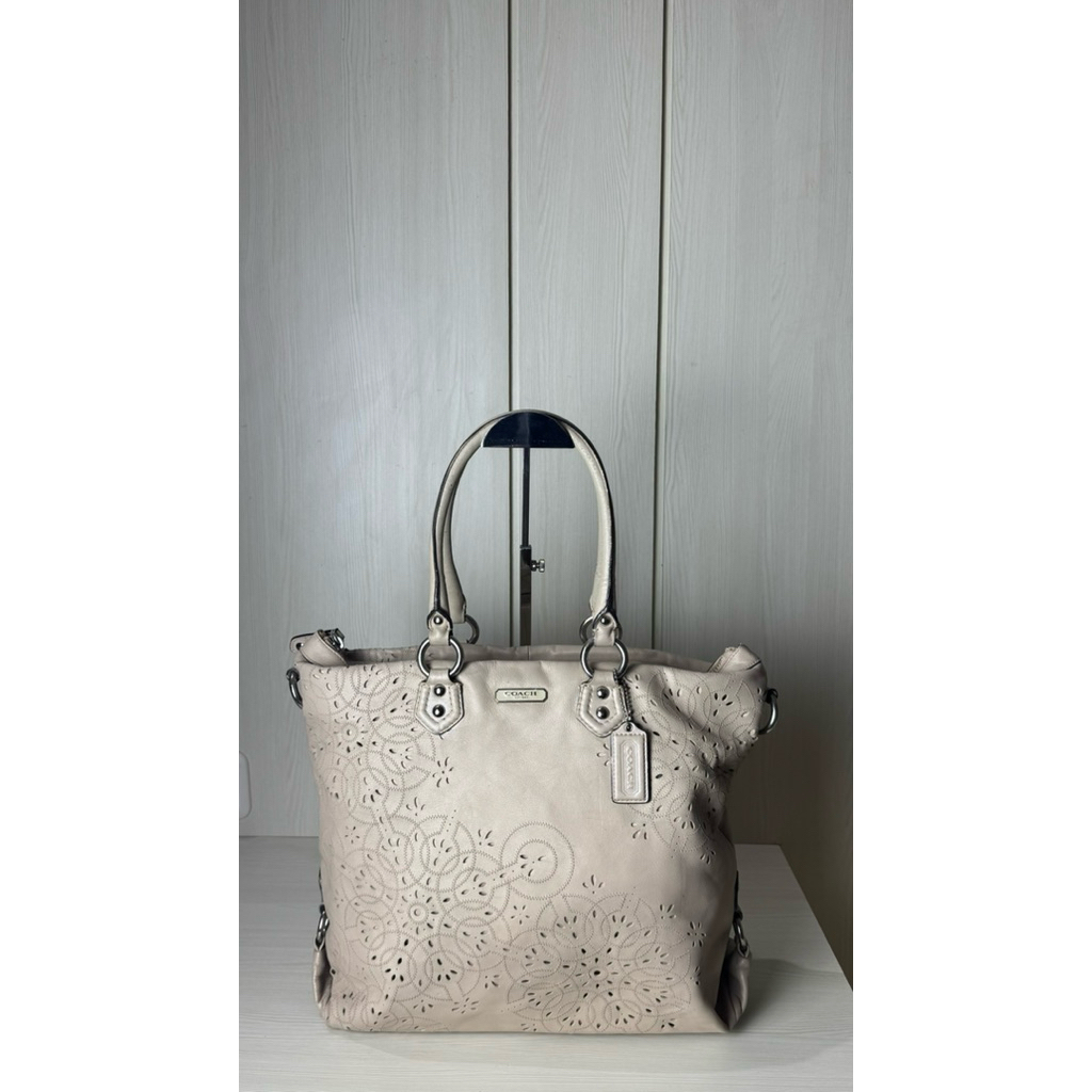 Tas @Coach Leather Tote Embossed Flower – Elegan & Stylish