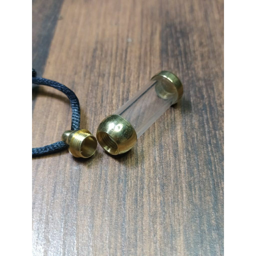 kalung liontin tabung transparan tempat barang berharga kecil lainnya