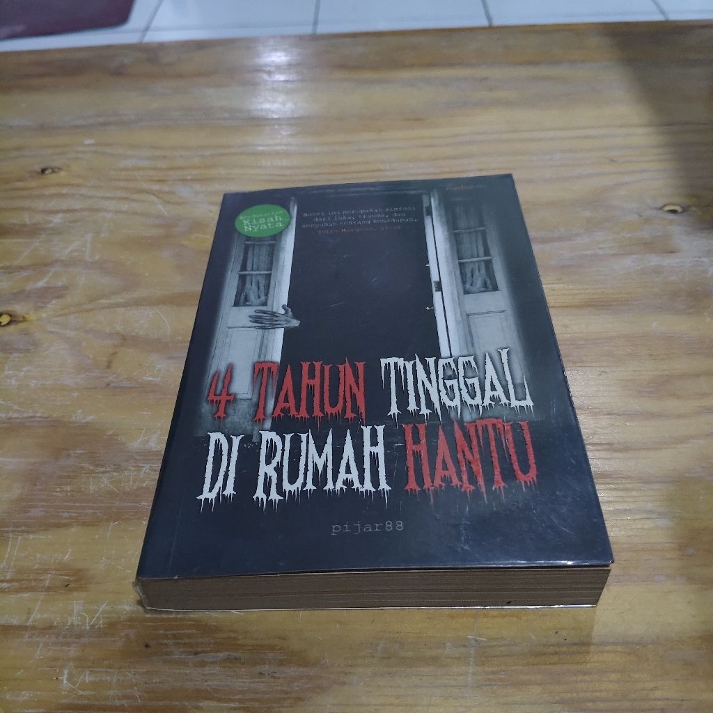 Novel 4 Tahun Tinggal di Rumah Hantu