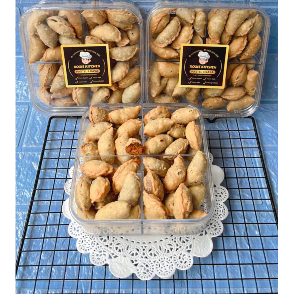 Pastel mini isi abon dalam 1 toples isi 4 varian : Abon sapi,abon ikan,abon ayam dan udang rebon