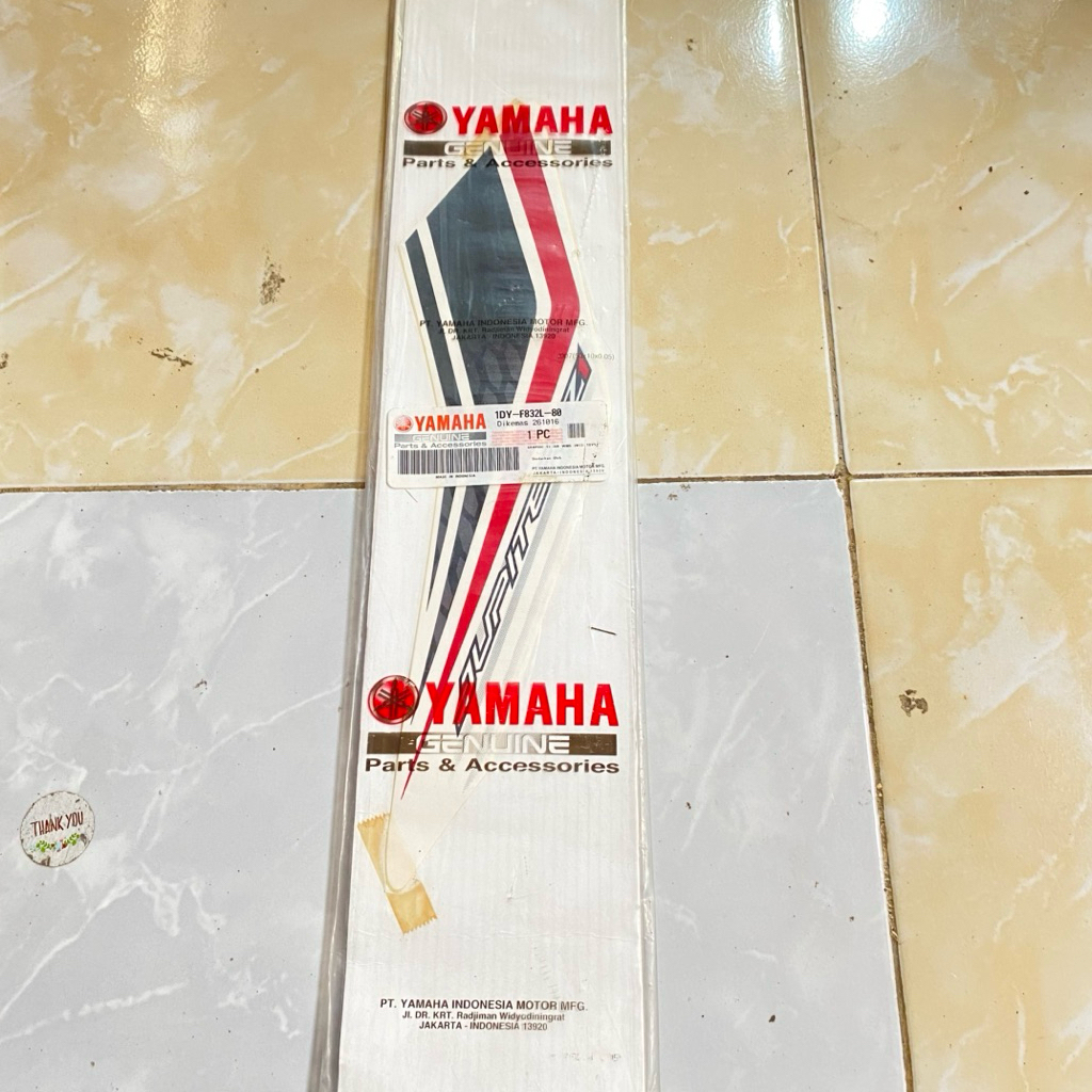 striping stiker bagian panel body depan kiri yamaha jupiter z1 2013 putih original YGP 1DY-F832L-80