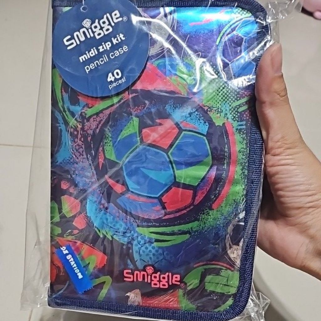 

Smiggle midi zip kit pencil case