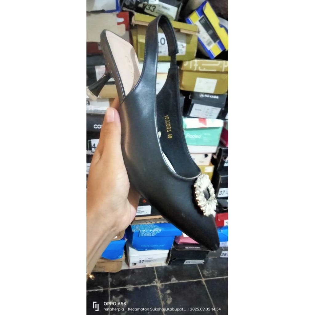 genny sepatu sandal hitam