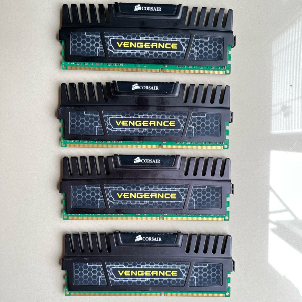 RAM GAMING CORSAIR 16GB KIT 4X4GB PC3-12800/1600MHZ DDR3 VENGEANCE HITAM LONGDIMM