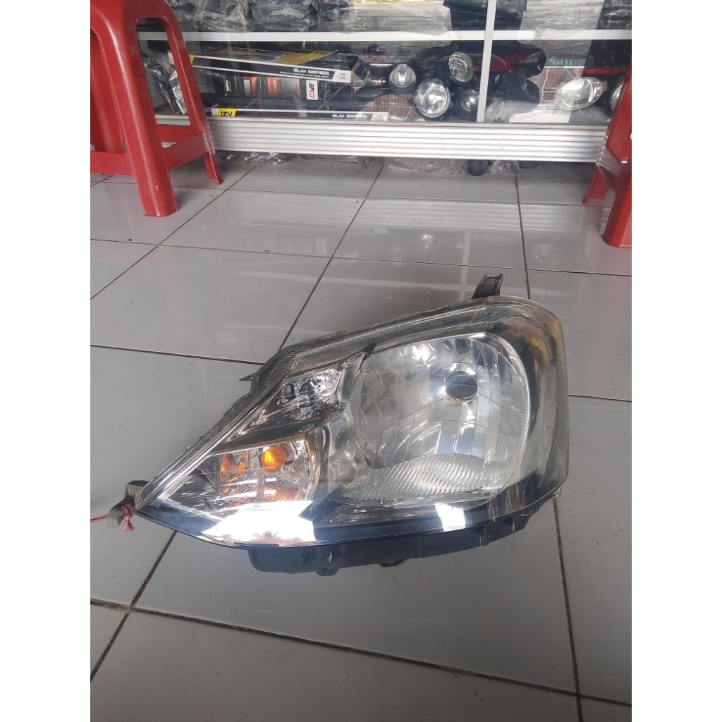 Lampu depan Toyota Etios Valco(kiri)
