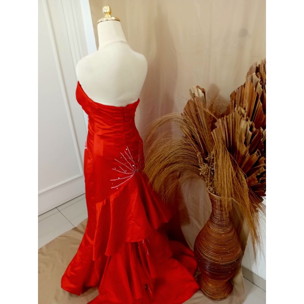 sewa gaun mermaid-sewa gaun merah-sewa gaun pesta