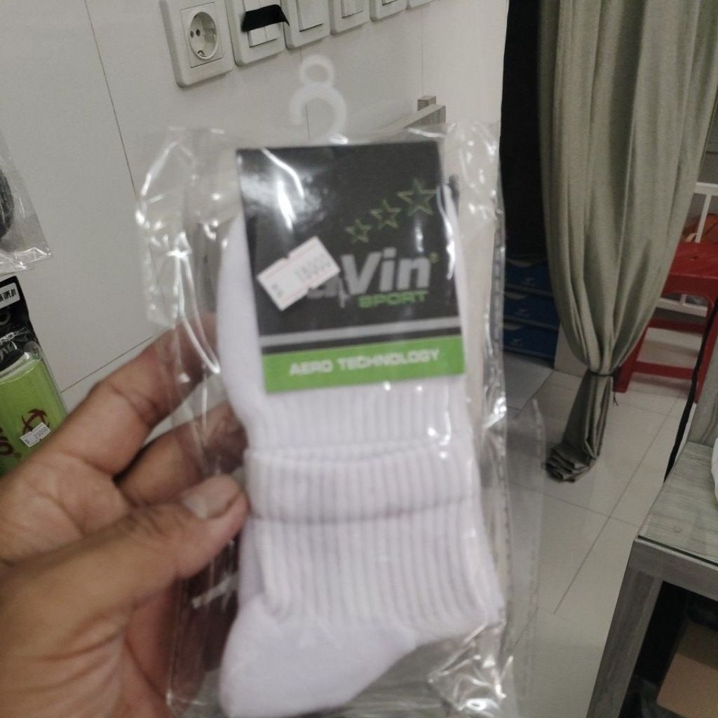 kaos kaki rebel pendek putih