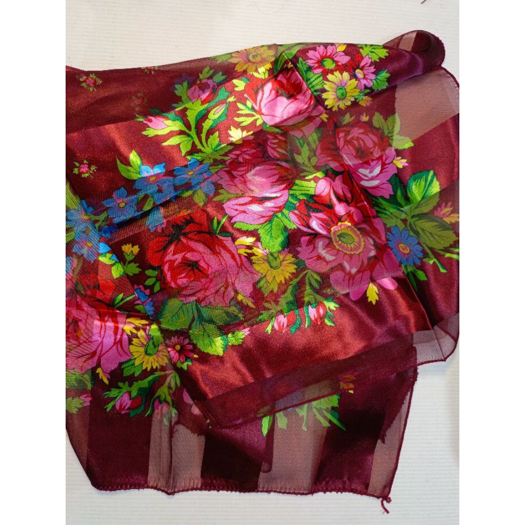 Hijab Satin Bunga Merah Marun