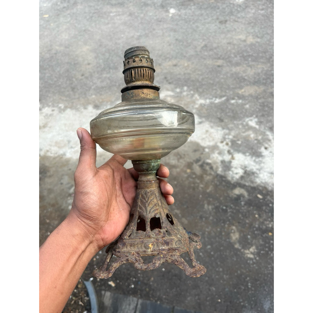 Lampu Minyak Antik Kuno