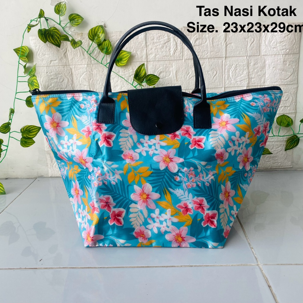 

Tas Kotak Nasi & Kue Tas Walimahan Ukuran 23x23x29cm
