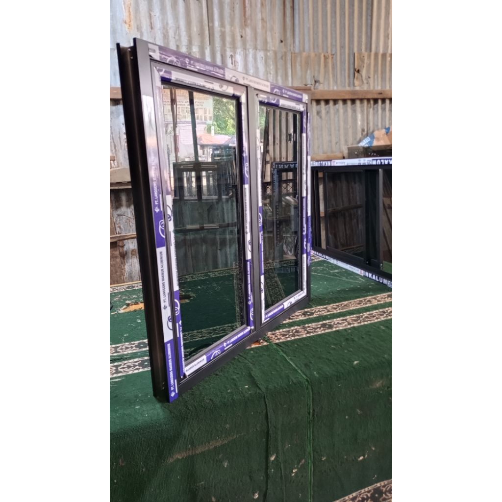 kusen jendela alumunium ukuran 100X100 dua ganden feerpacking kayu