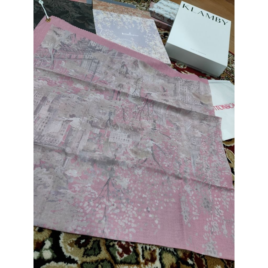 Buttonscarves New York Warehouse BS as is