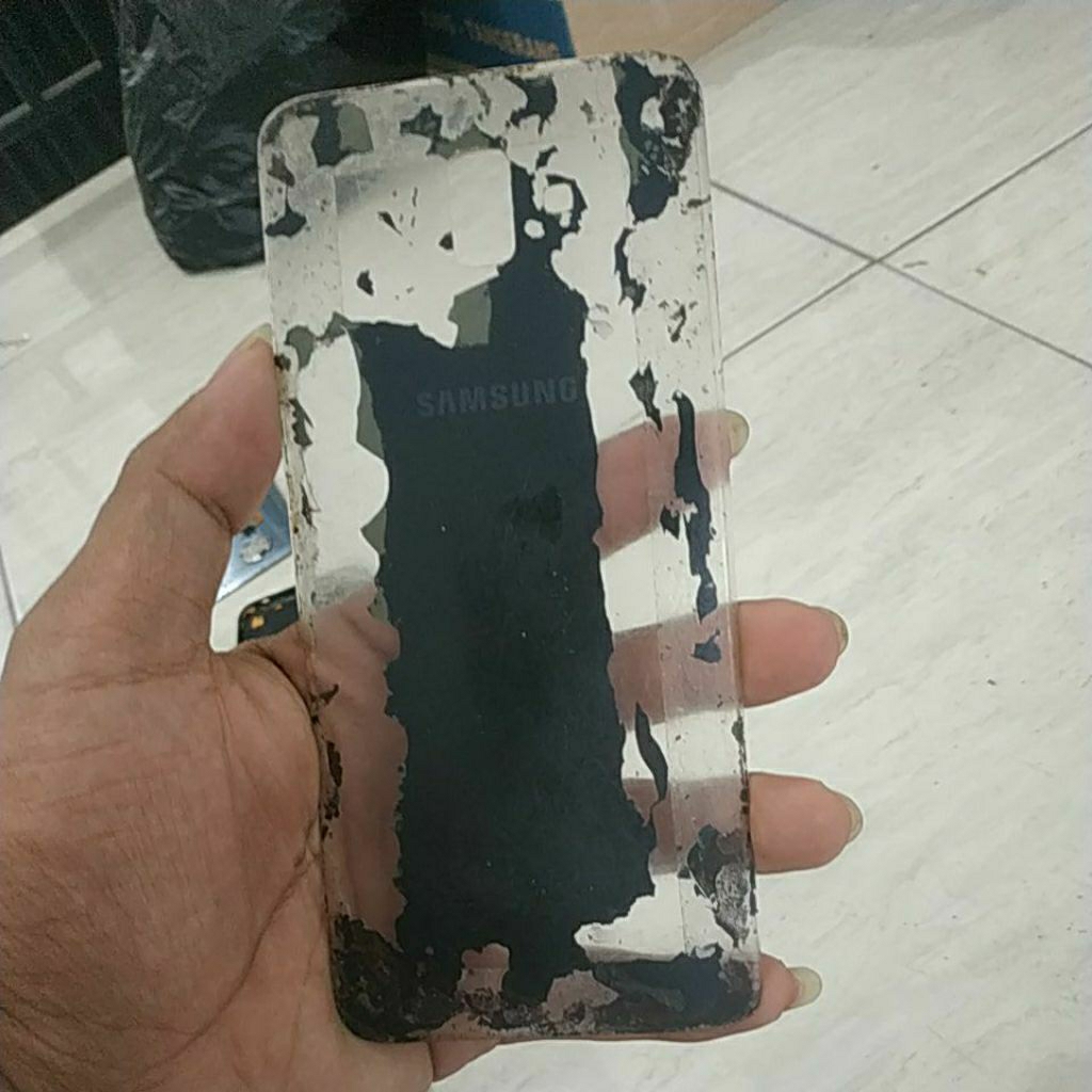 backdoor bekas Samsung j6 plus,cat mengelupas seperti di gambar