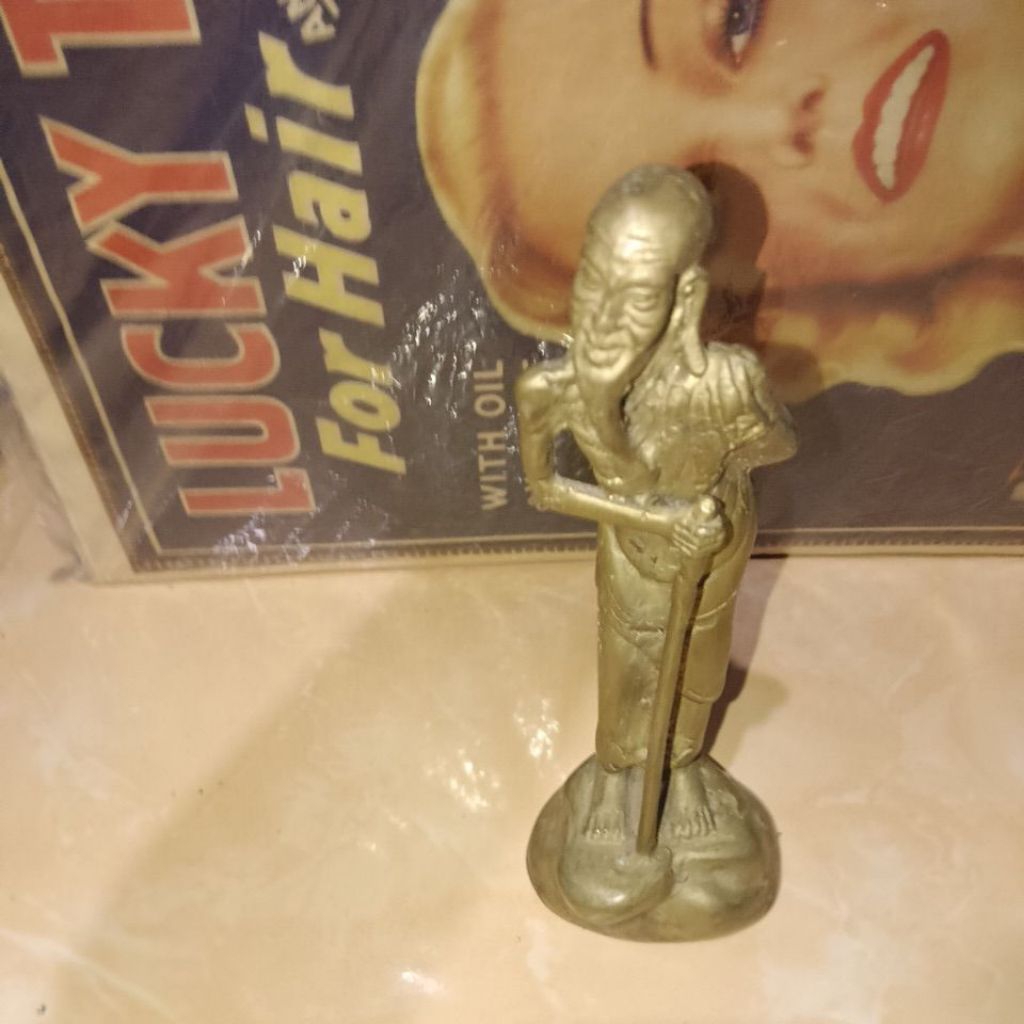 Patung orang tua bahan kuningan