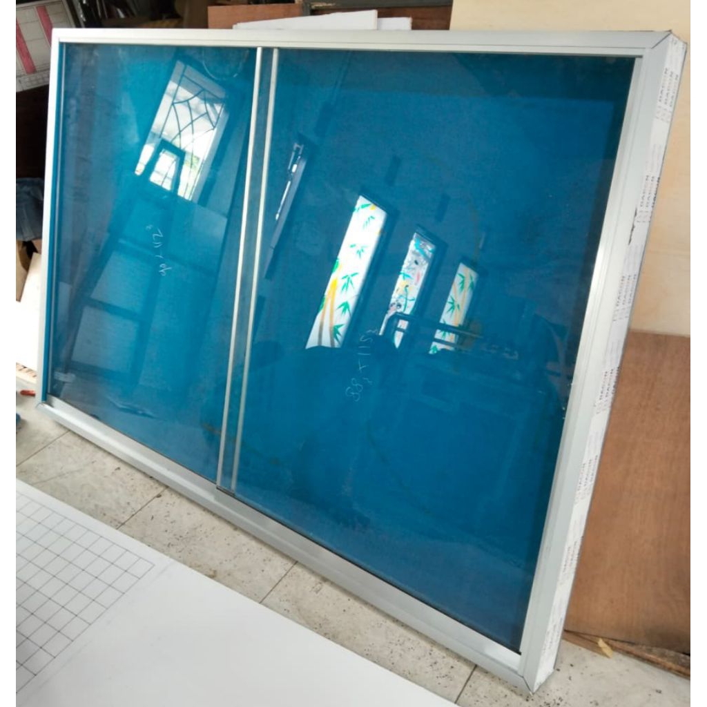 Mading pengumuman kaca gantung 120x180