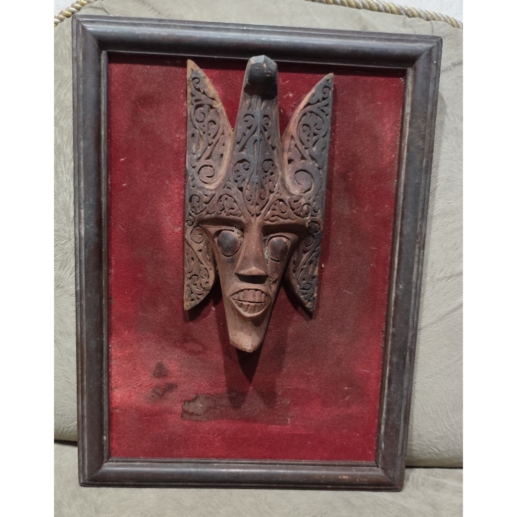 Pajangan Antique Vintage rare Langka wajah primitif suku BATAK dari kayu tua dalam bingkai erosi tin