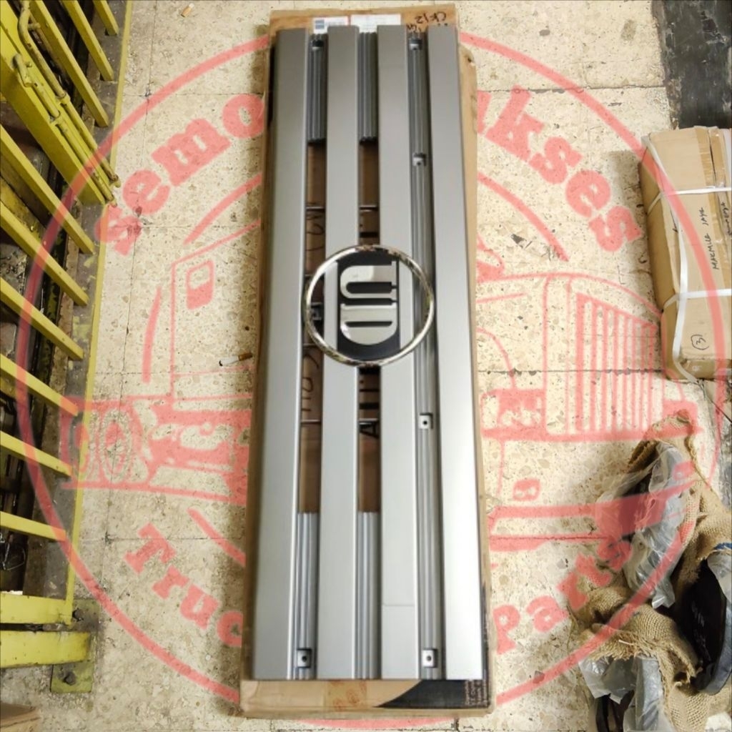 Front Grille + Mark UD NISSAN CK 12 Grill Depan NISSAN CK12 Abu Abu + Emblem UD