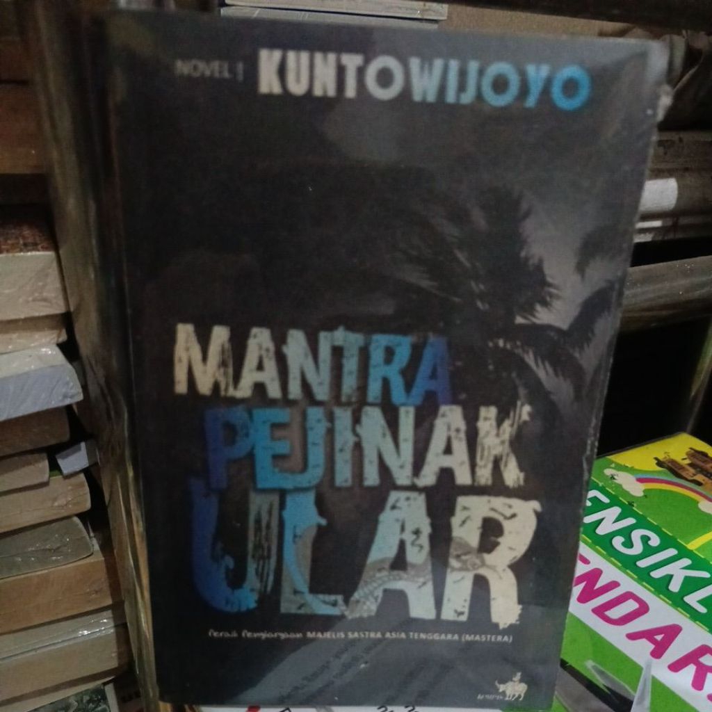 MANTRA PEJINAK ULAR. PERAIH PENGHARGAAN MAJELIS SASTRA ASIA TENGGARA( MASTERA)NOVEL ORIGINAL
