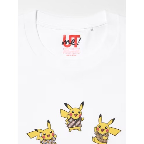 Kaos Uniqlo UT (T-Shirt) UTme Lengan Pendek "Pikachu Berkemeja Batik" 481197 Original Kaos UT