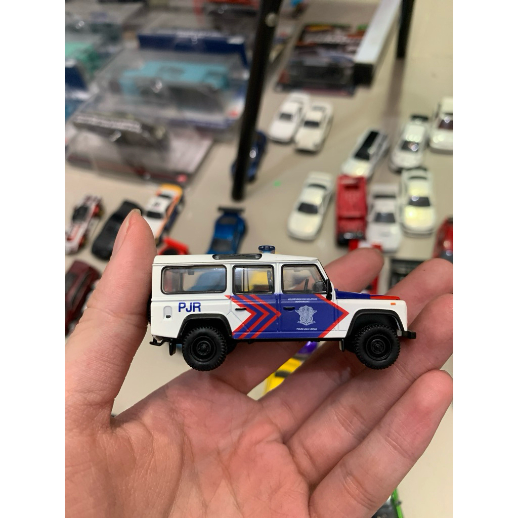 Mini GT Land Rover Defender 110 White