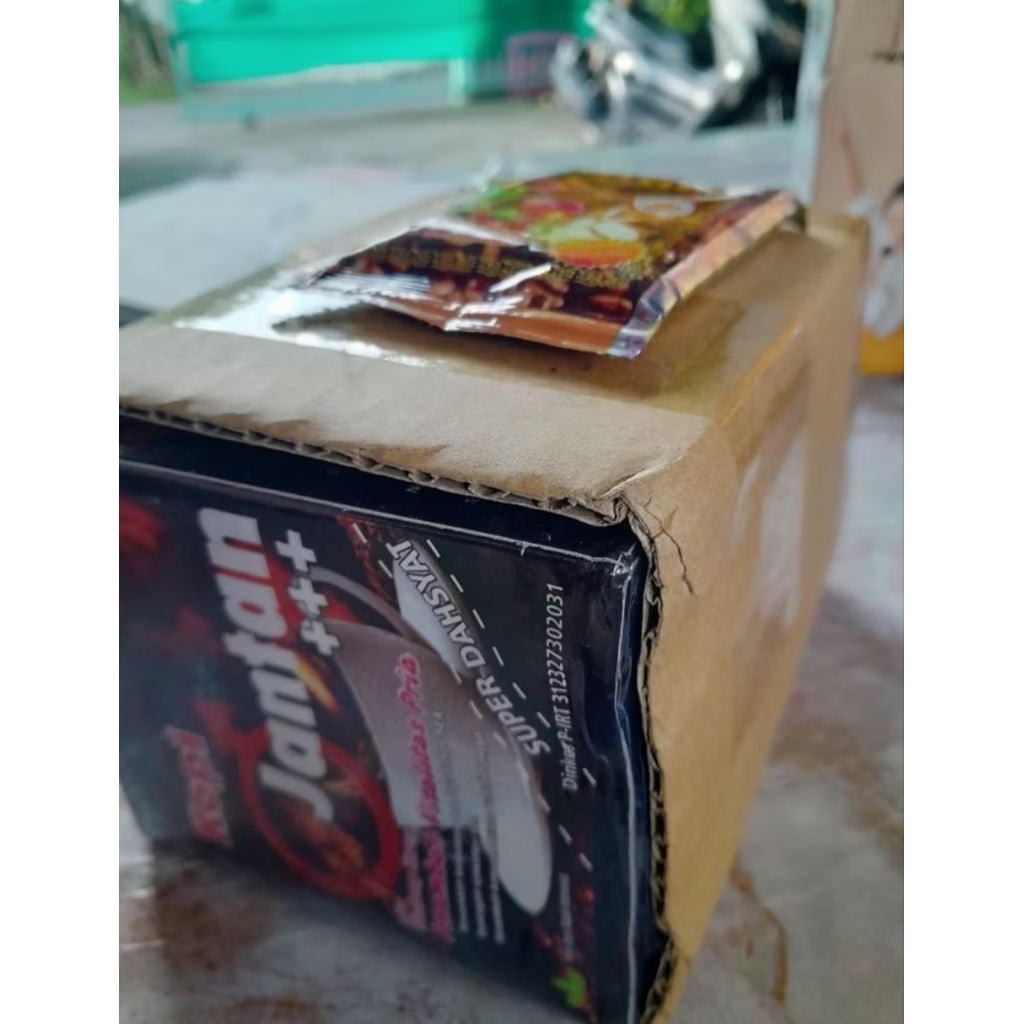 

Kotak coklat isi kmasan hitam