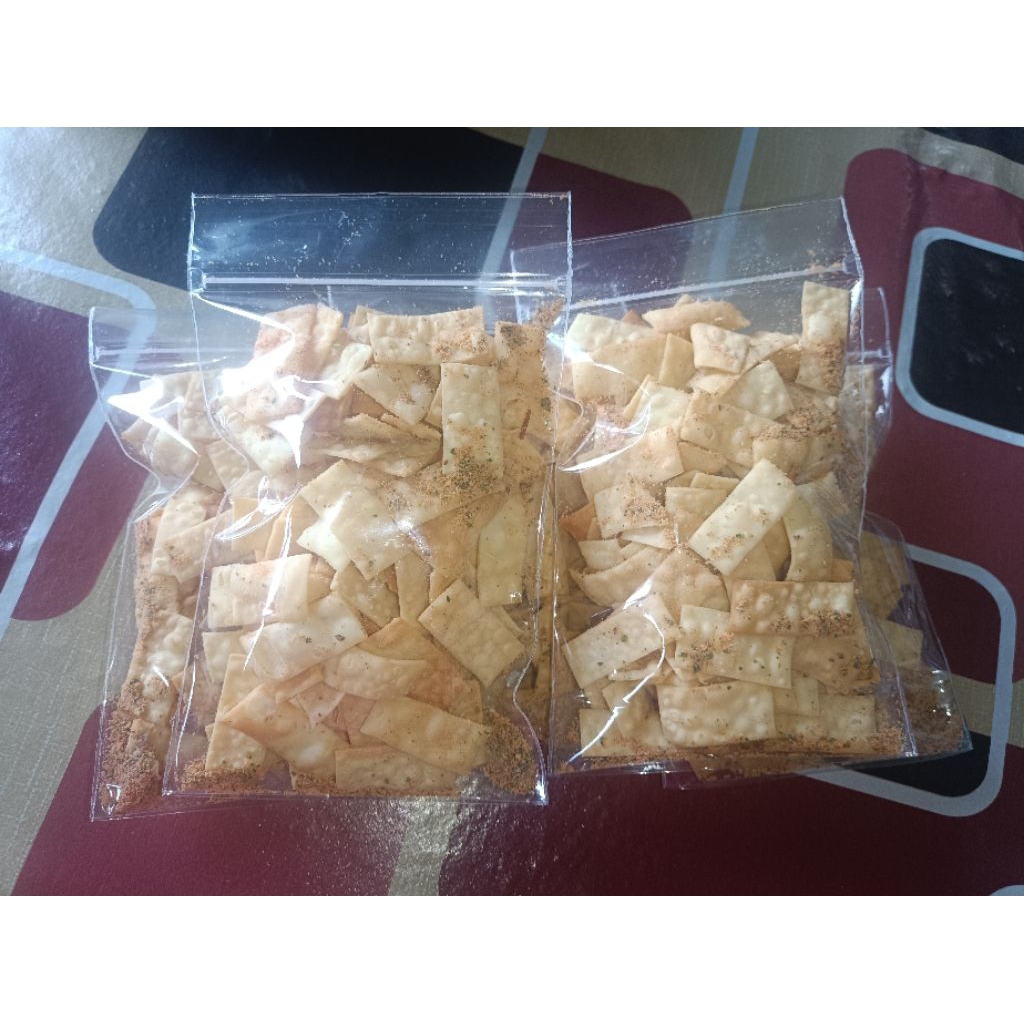 Keripik / kripik pangsit pedas /manis