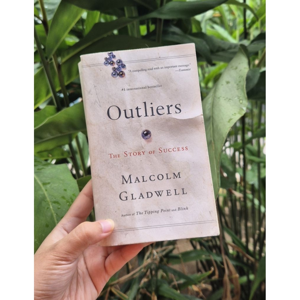Outliers: The Story of Success (Preloved English Original)