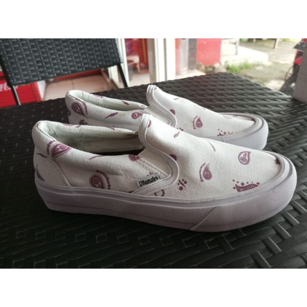 Thunderbear slip on size 37