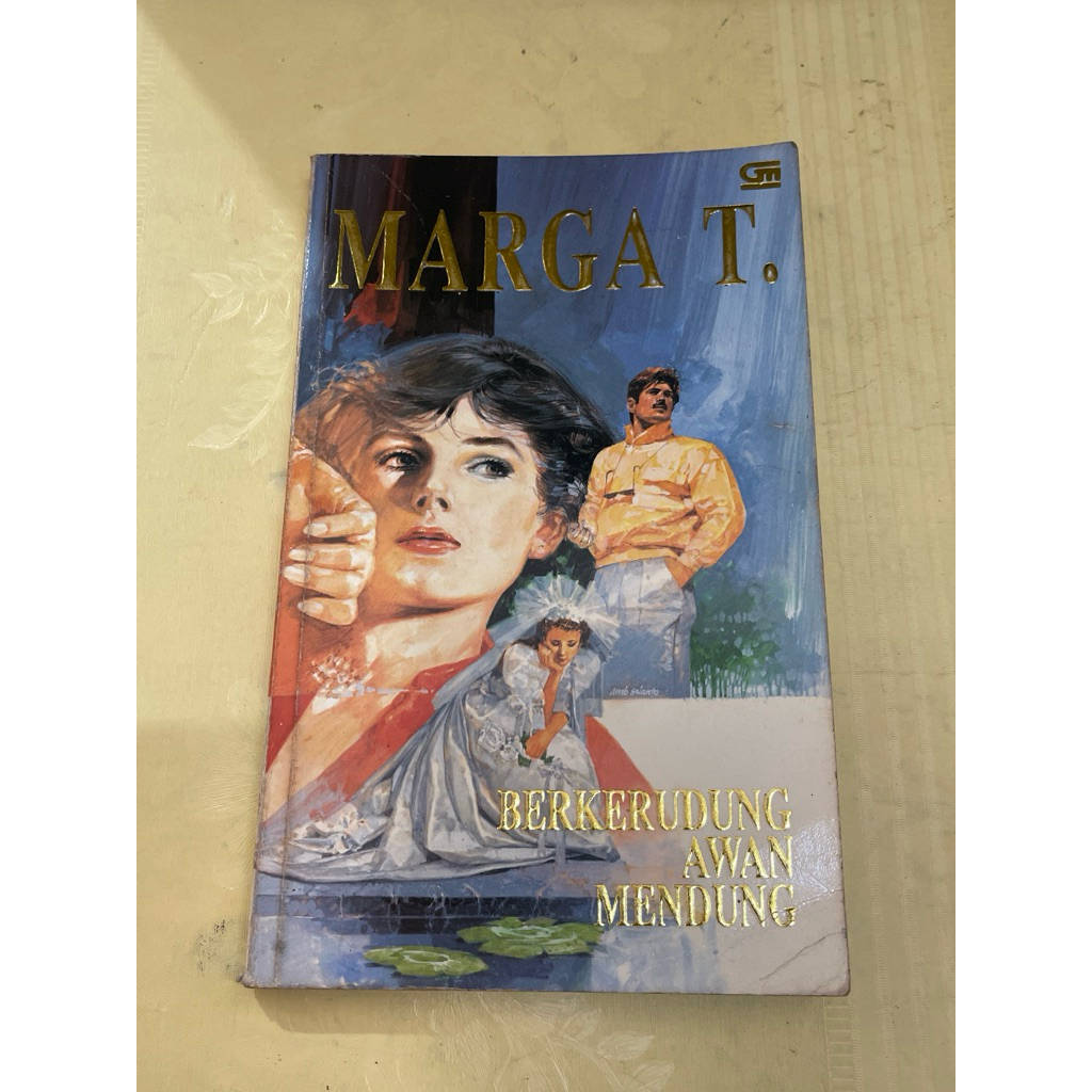 NOVEL MARGA T BERKERUDUNG AWAN MENDUNG