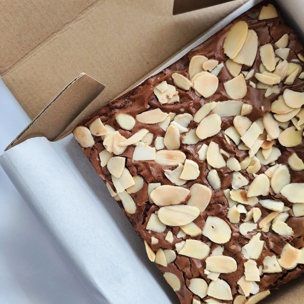 

Almond Brownie | Brownies Box | Fudgy Brownie