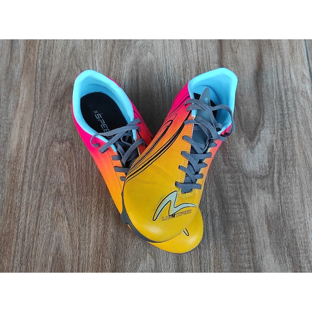 SEPATU BOLA ASICS, Size 42