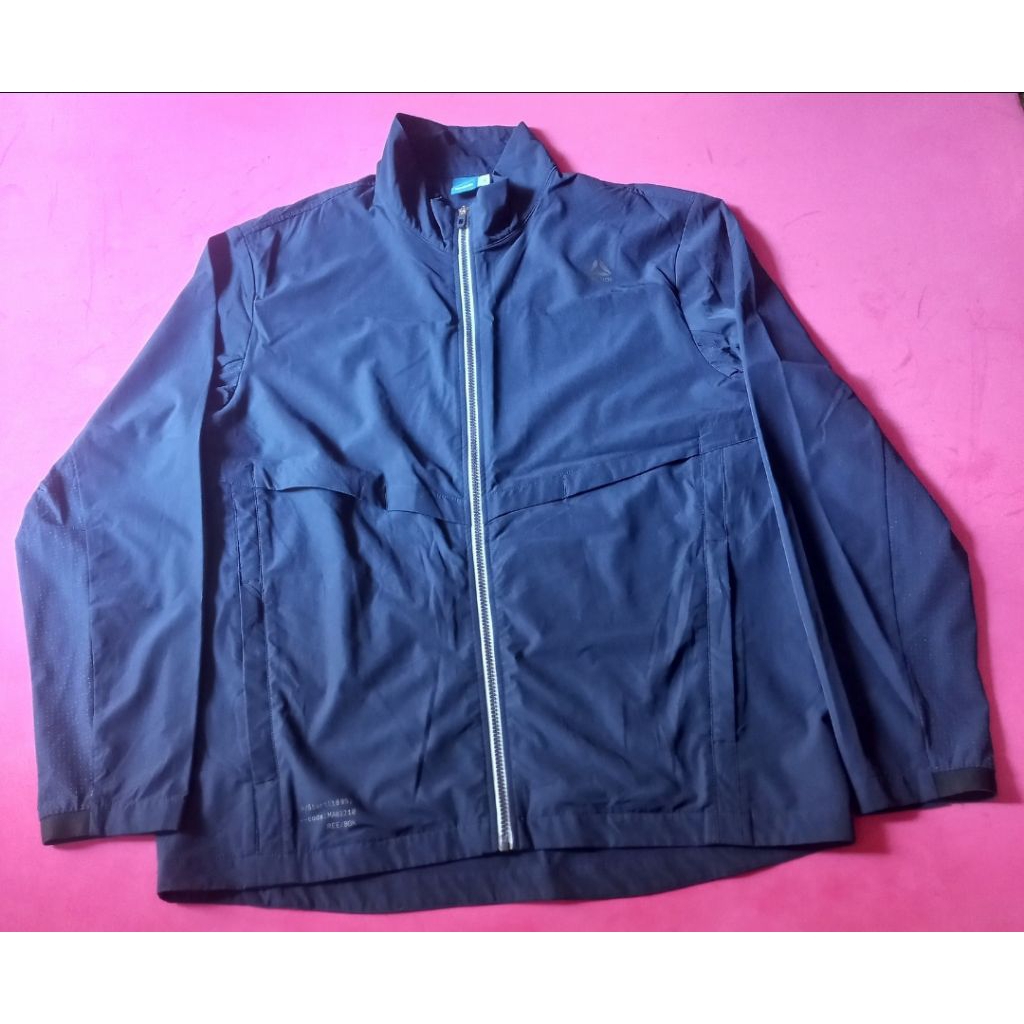 Jaket running Pria Reebok.