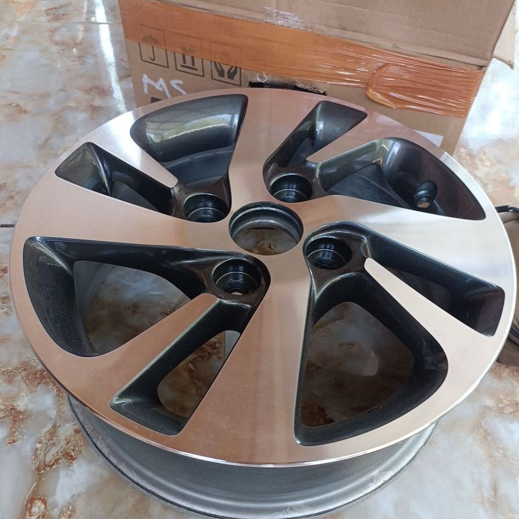 velg pelek original oem Toyota Avanza veloz 1,5 2017-2019 bisa untuk upgrade tipe dan tahun dibawah 