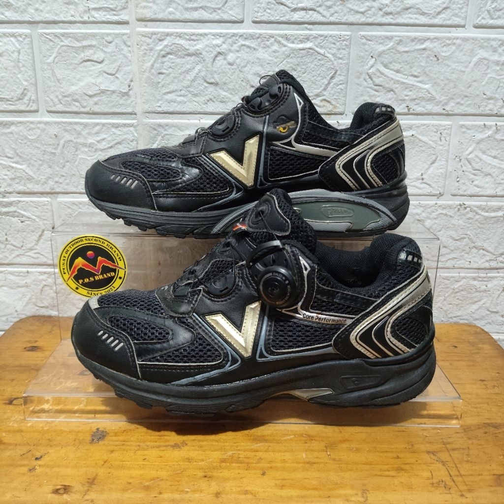 sepatu badminton VITRO boa system