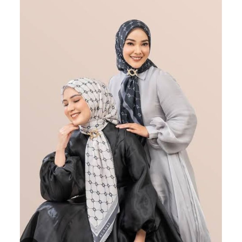 Wearing Klamby scarf Sale rosette tipography london