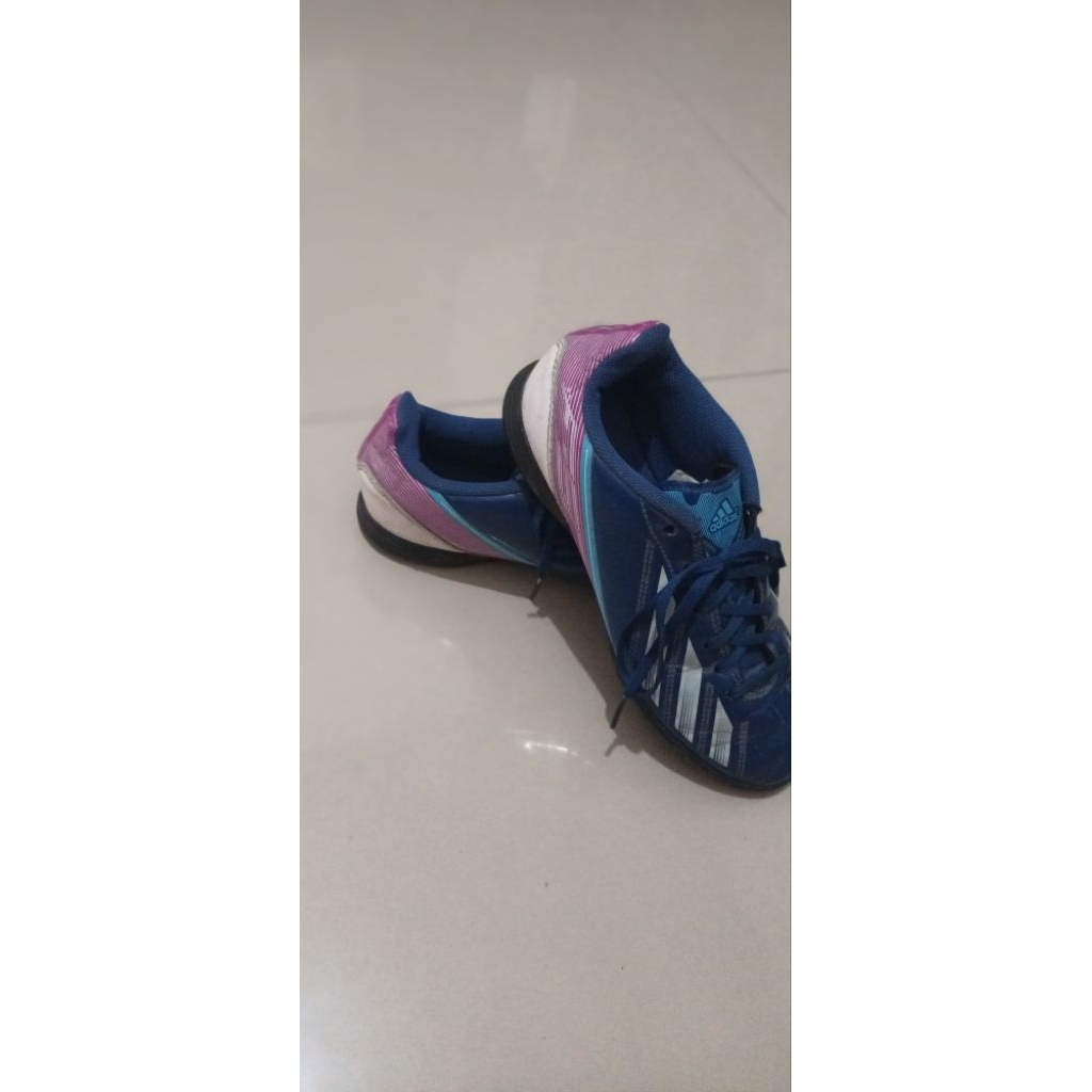 preloved sepatu futsal anak size 35 merk adidas original