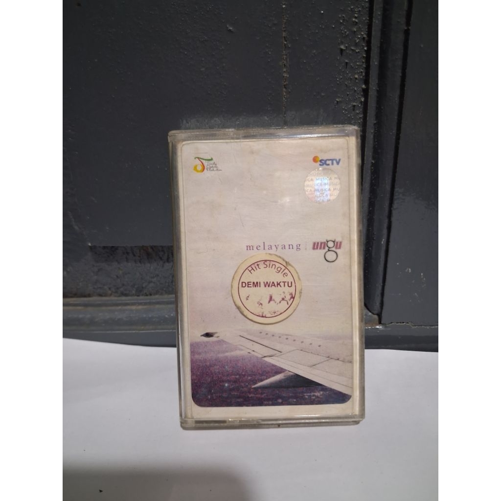 Kaset pita UNGU "melayang"