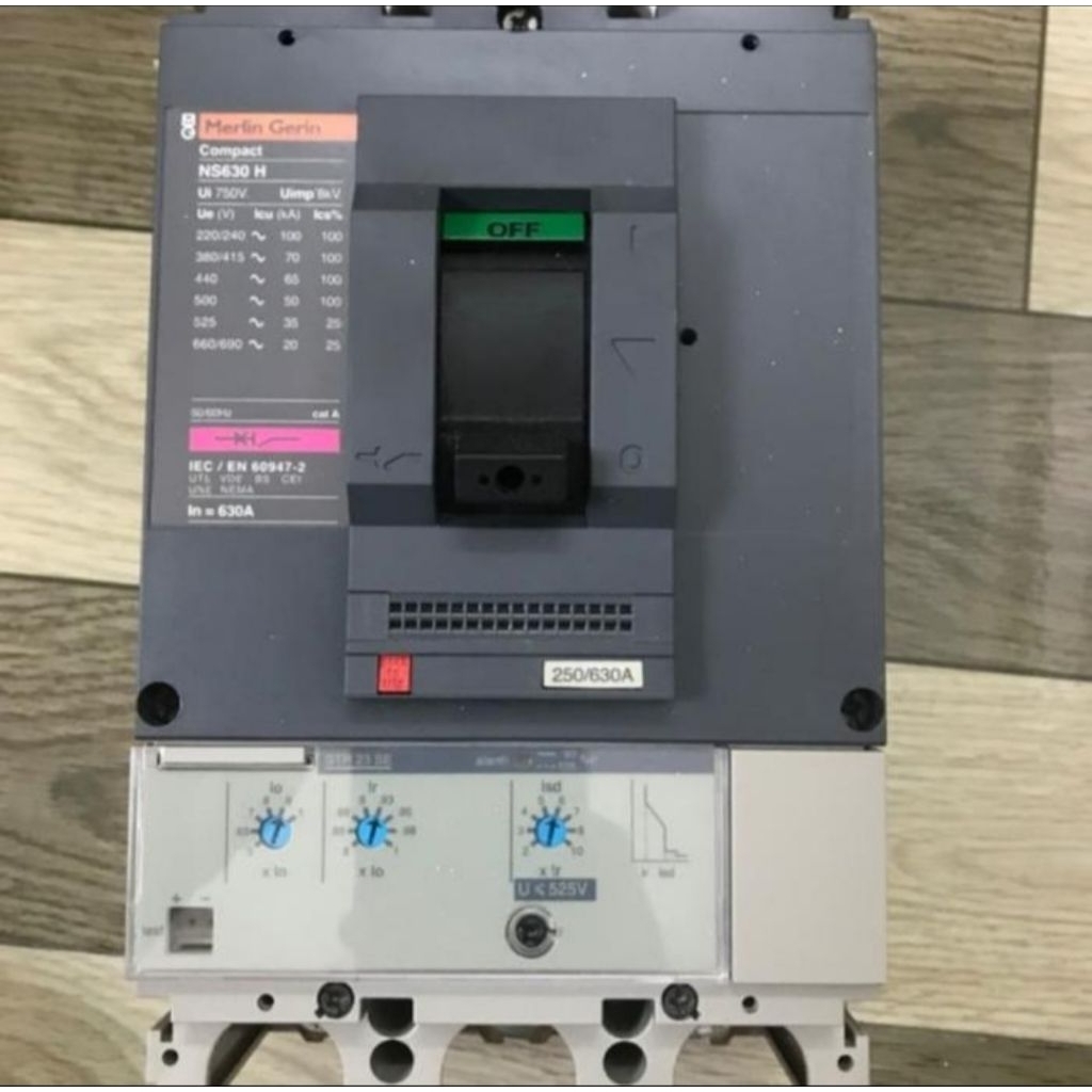 MCCB BREAKER MERLIN GERLIN NS 630H 3P 630AMPER  70KA NS630H