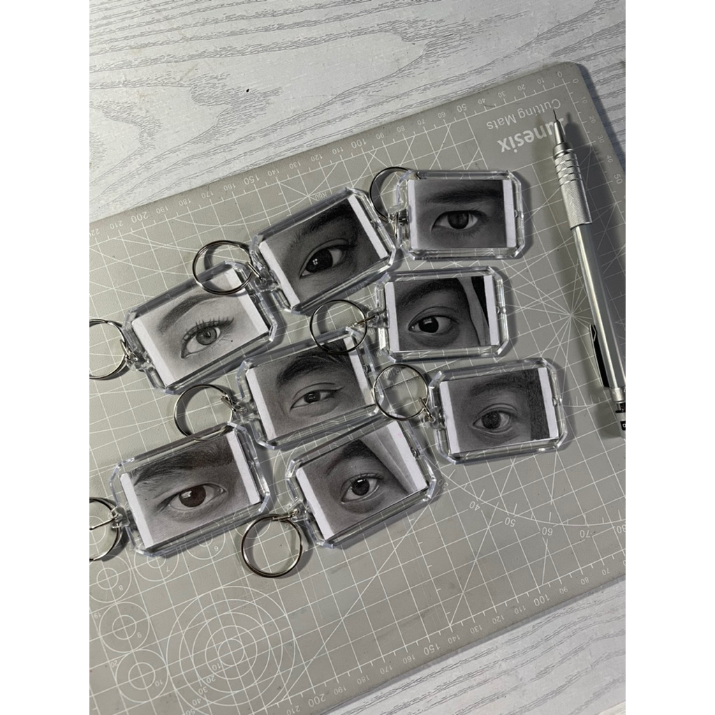 Keychain costum lukisan mata dan playlist spotify