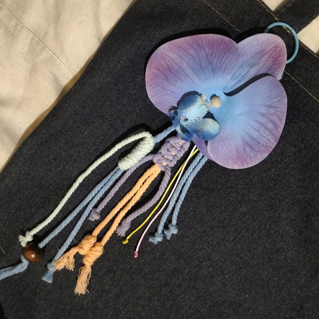 kanano | bag charm anggrek biru lilac size L gantungan tas hiasan tas anggrek latex