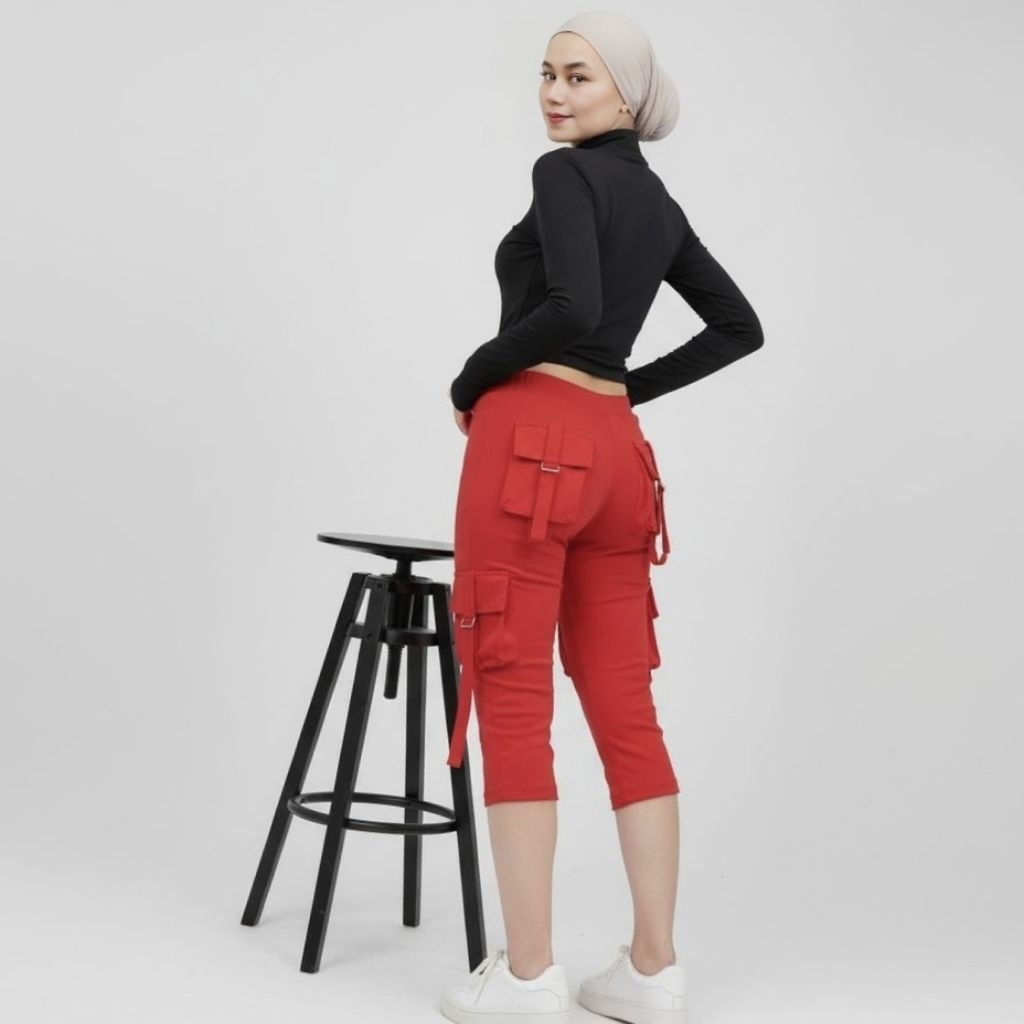 Celana Cargo 3/4 Wanita Sporty Casual – Celana Capri Warna Merah Kantong Samping