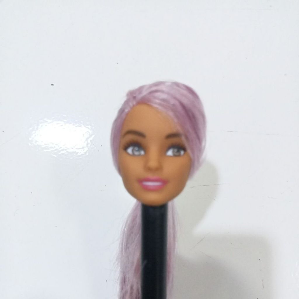 Kepala Barbie mattel ungu
