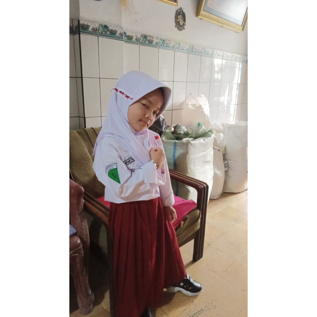 hijab anak sekolah SD, warna putih dengan variasi tali merah