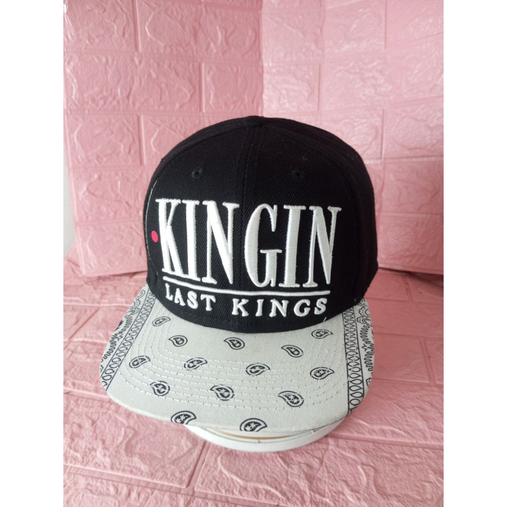 Topi Snapback Last Kings Rapper Tyga tulisan "KINGIN LAST KINGS" dengan motif bandana pada bagian vi