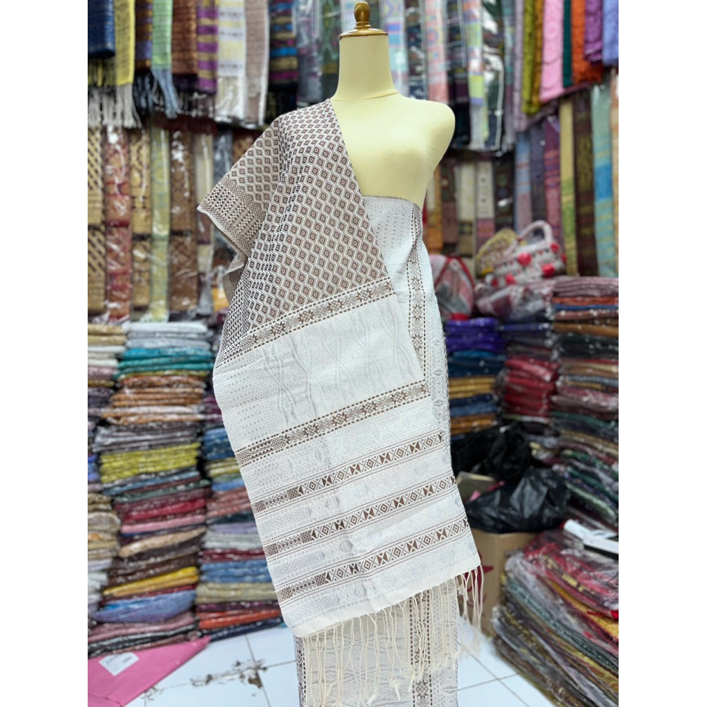 Tumtuman Tanpa Sambungan benang extra bemberg  Tarutung Songket Pengantin Batak warna putih cokelat